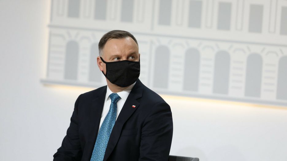 Szczepienie Andrzeja Dudy. Karetka przy Pałacu Prezydenckim