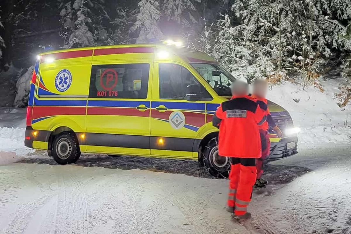 Śnieżyca zatrzymała karetkę. Na ratunek ruszyli strażacy