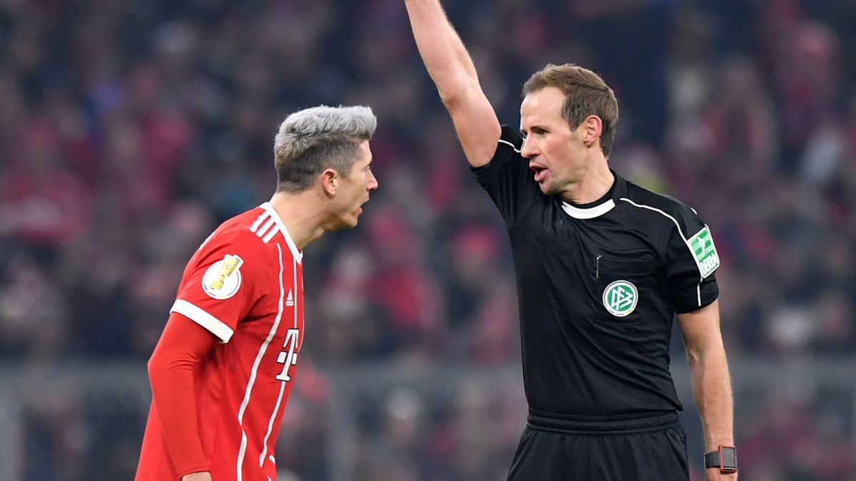 Zdjęcie okładkowe artykułu: Getty Images /  / Na zdjęciu: Robert Lewandowski i sędzia w meczu Bayern - Borussia