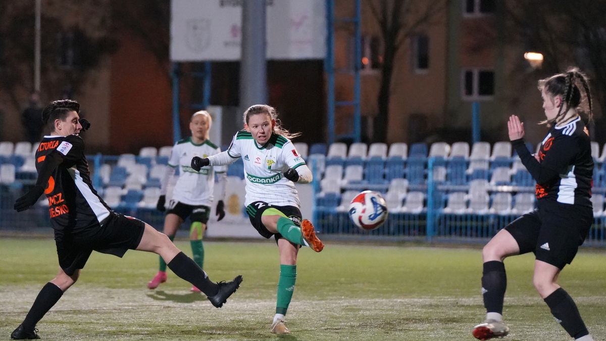 Facebook / GKS Górnik Łęczna - Piłka Nożna Kobiet / Na zdjęciu: strzela Weronika Kłoda