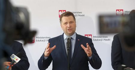 Cnoty niewieście w szkole? "Czarnek nie jest w stanie zrobić tego, co by chciał"
