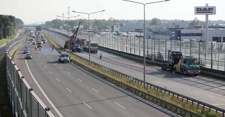 Warszawa. Trasa S8. Rozlane paliwo i zderzenie auta osobowego z ciężarowym