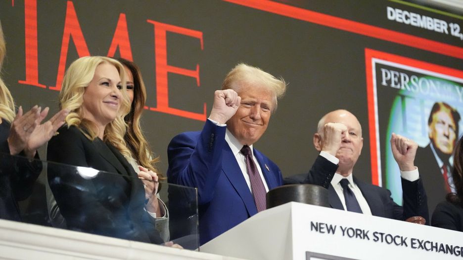 Donald Trump (w środku)