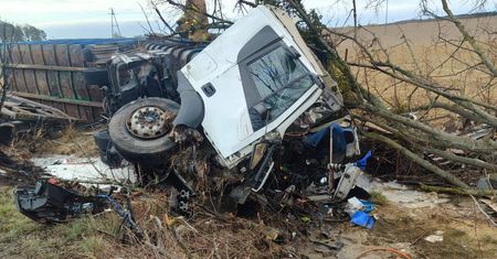 Poważny wypadek na Pomorzu. Ciężarówka stanęła w płomieniach, kierowcę uwalniali strażacy