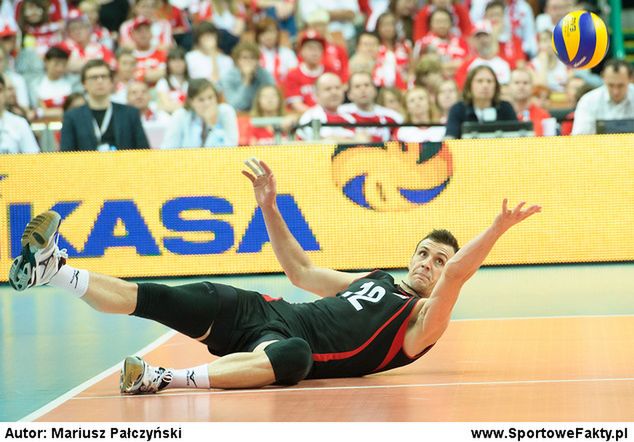 Gavin Schmitt zakończył drugiego seta, obijając blok Finów