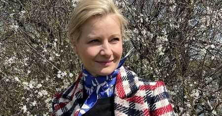 50-latki pokochają tę bluzę. Kożuchowska w modelu z kapturem szykuje się do świąt