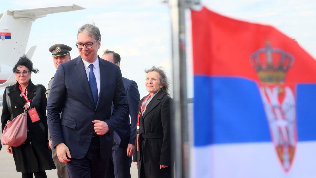 A handout photo made available by the photo host agency RIA Novosti shows Serbian President Aleksandar Vucic (R) disembarking from a plane as he arrives to attend the celebrations to mark the Victory Day in Moscow, Russia, 07 May 2025. Russia will mark the 80th anniversary of the victory in World War II over Nazi Germany and its allies on 09 May Moscow time. EPA/ILYA PITALEV/HOST PHOTO AGENCY RIA NOVOSTI / HANDOUT HANDOUT EDITORIAL USE ONLY/NO SALES Dostawca: PAP/EPA.