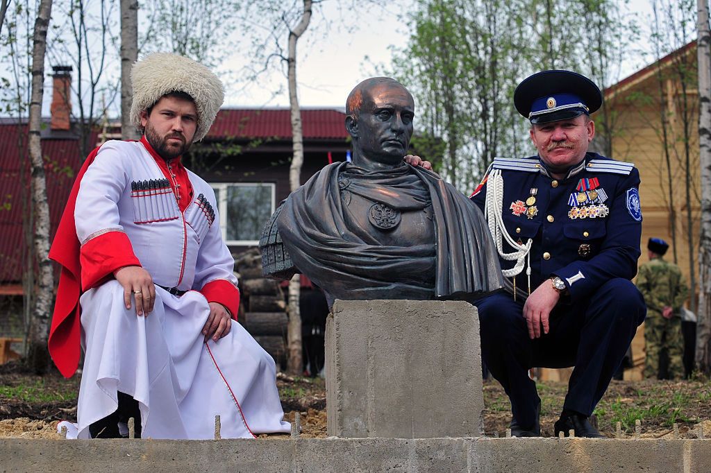 Władimir Putin jako cesarz. Pomnik stoi w Sankt Petersburgu. Wygląda na co, że ludzie pocierają jego głowę "na szczęście" 