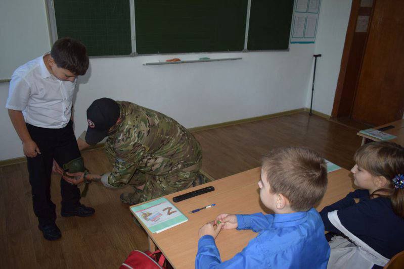 "Wagnerowiec" spotkał się dziećmi. Lekcja patriotyzmu w rosyjskiej szkole 