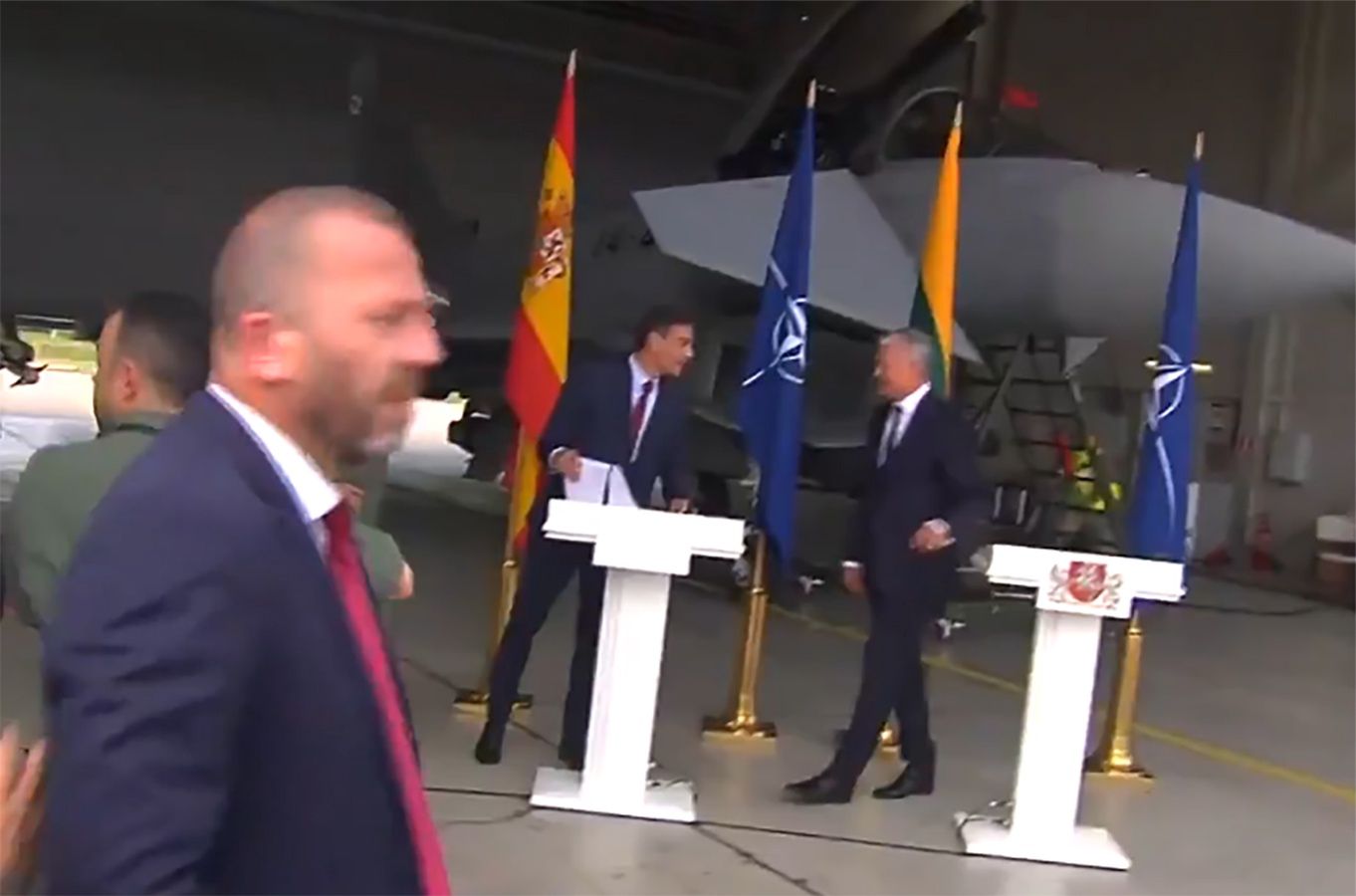 Premier Hiszpanii Pedro Sanchez i prezydent Litwy Gitanas Nauseda musieli przerwać konferencję prasową