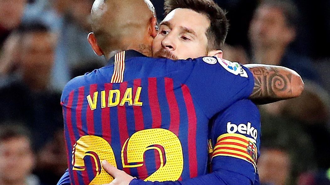 Arturo Vidal i Lionel Messi cieszący się z gola