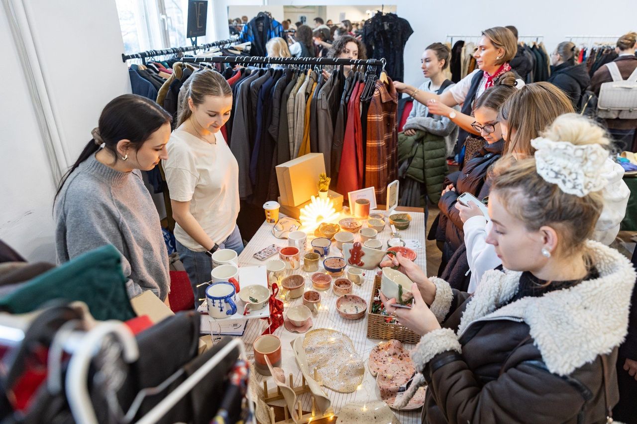 Kraków: Unikatowe ubrania vintage i perełki na Mikołajki na targach przy Rynku