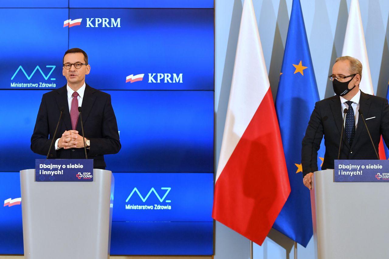 Warszawa, 08.10.2020. Koronawirus w Polsce. Premier Mateusz Morawiecki (L) i minister zdrowia Adam Niedzielski (P) podczas konferencji prasowej w KPRM w Warszawie, 8 bm. nt. sytuacji epidemiologicznej w Polsce. (aldg) PAP/Piotr Nowak