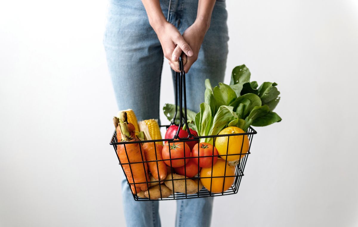 Jak przechowywać warzywa, żeby były dłużej świeże? Niektóre sposoby są nietypowe