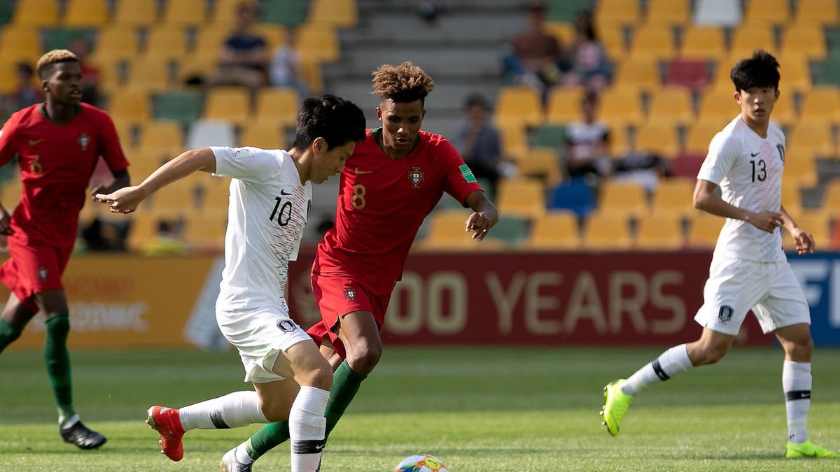 zawodnik Portugalii Gedson (C-P) i Lee Kangin (C-L) z Korei Płd podczas meczu grupy F piłkarskich mistrzostw świata do lat 20