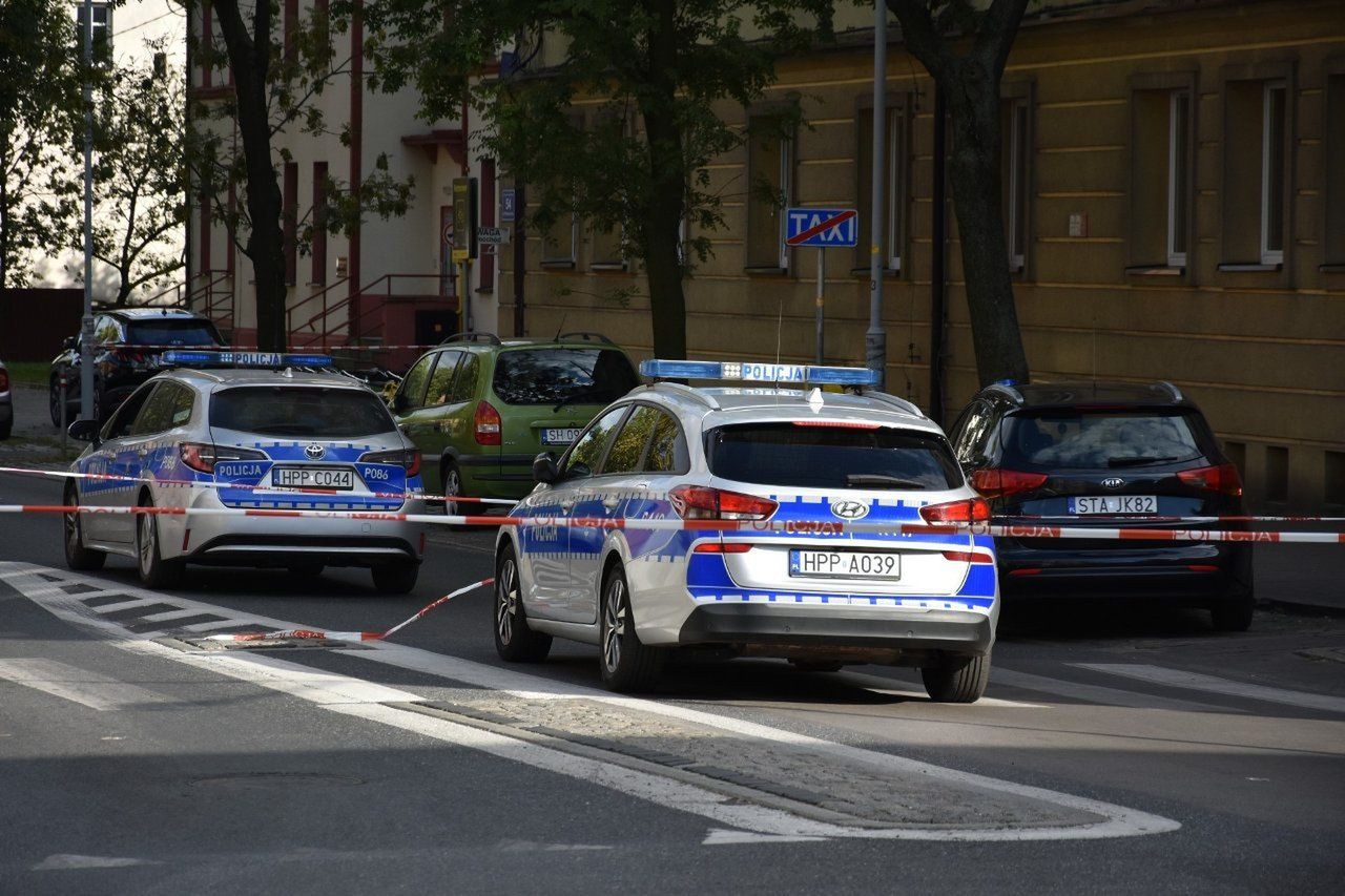 Chorzów: Nożownik był wcześniej dręczony? Relacje mieszkańców zaskakują. Prokuratura: "W sądzie powiedział, że nie znał ofiary"