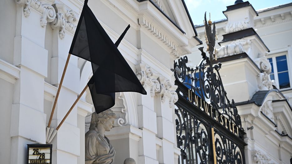 Czarne flagi po tragedii na UW