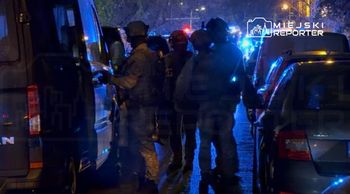 Warszawa: Koniec akcji na Mokotowie. Kontrterroryści weszli do mieszkania, z którego agresywny mężczyzna wyrzucał przedmioty