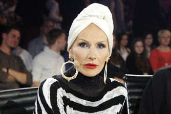 Turban ma moc i wraca do łask. Jak jeden dodatek może odmienić twarz, sylwetkę i samopoczucie