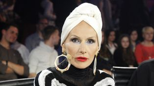Turban ma moc i wraca do łask. Jak jeden dodatek może odmienić twarz, sylwetkę i samopoczucie