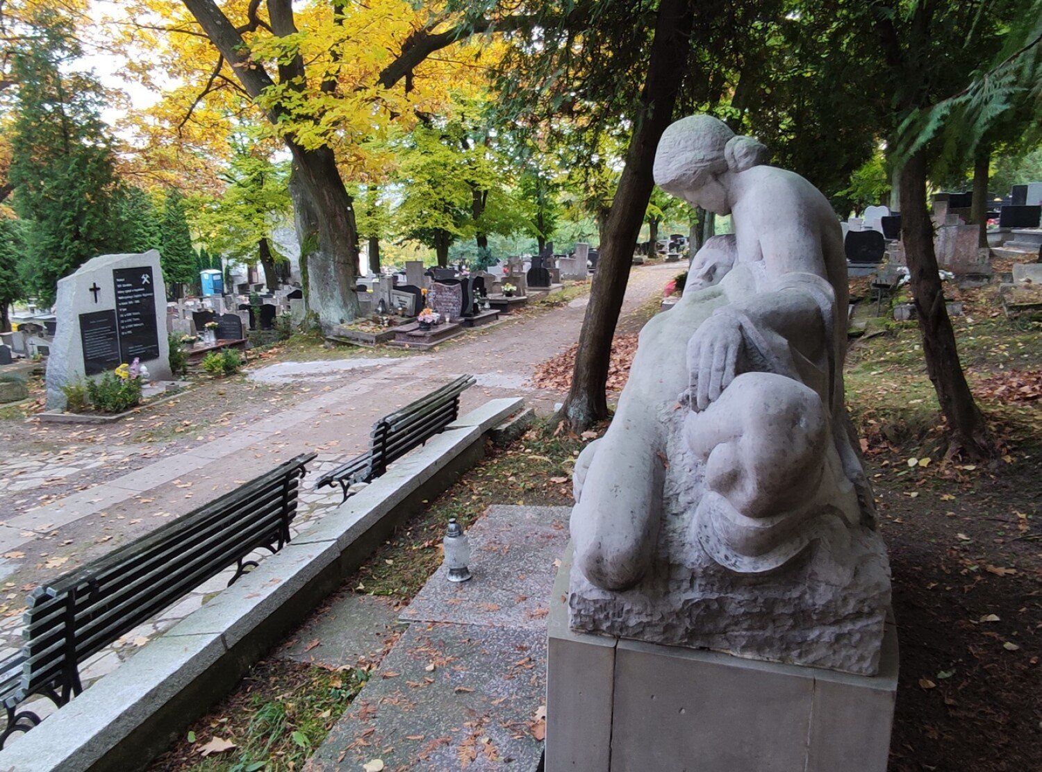 To miejsce spoczynku ambasadora II RP. Najciekawsze nagrobki cmentarza na Sobięcinie w Wałbrzychu. Zobacz zdjęcia!