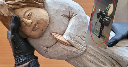 Niespodziewana wizyta. Przyniosła na komisariat figurkę Jezusa