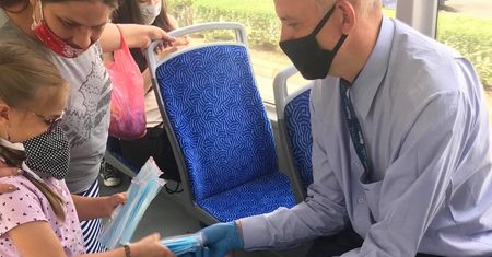 Wrocław. Kontrolerzy rozdają maseczki. Pasażerowie ich nie używają