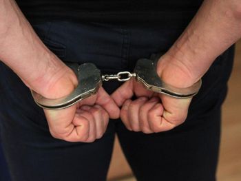Nieporęt: Wjechał do lasu i przez kilka godzin nie wychodził z auta. Wezwali policję, a ta zatrzymała 43-latka