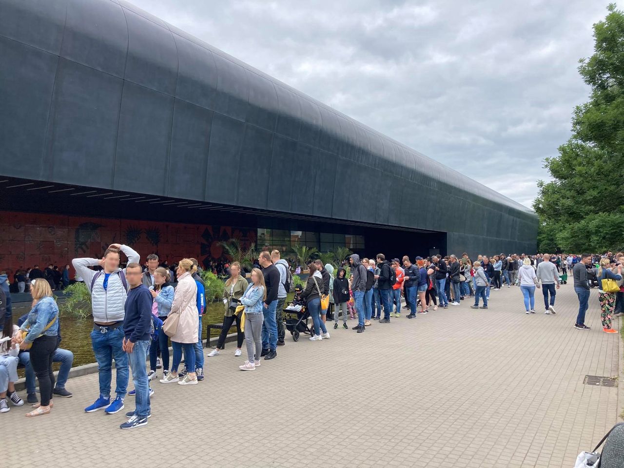 Wrocław. Tłumy w kolejce do Afrykarium. "Usiądź spokojnie i policz chmury"