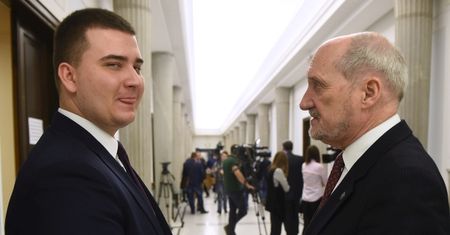 Macierewicz dał Misiewiczowi 7 TYSIĘCY NAGRODY za "osobiste zaangażowanie w realizacji zadań służbowych"...