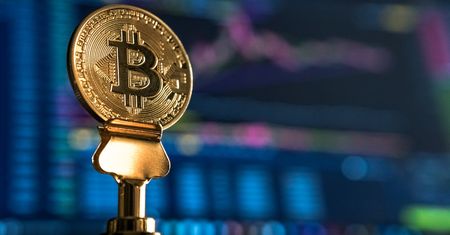 Bitcoin. UOKiK bada kontrowersyjny projekt dwójki Polaków