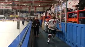 Skandal w lidze niemieckiej. Hokeista zaatakował kibiców