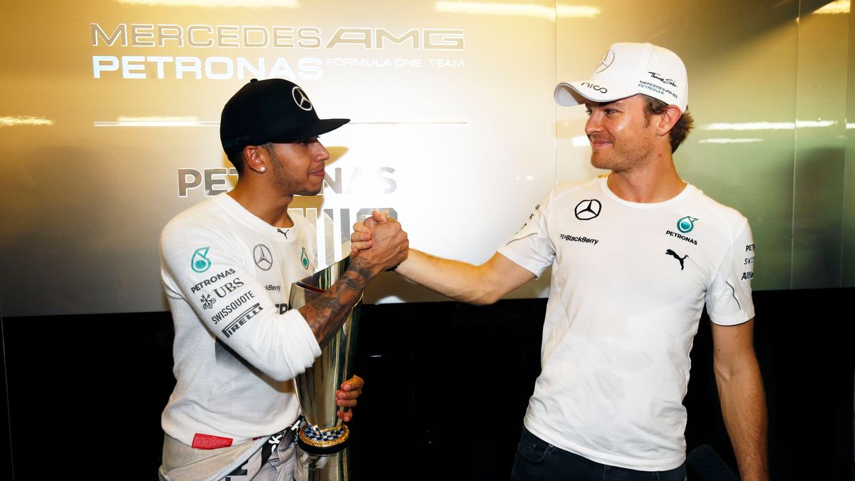 Zdjęcie okładkowe artykułu: Na zdjęciu: Nico Rosberg (z prawej) i Lewis Hamilton (z lewej)