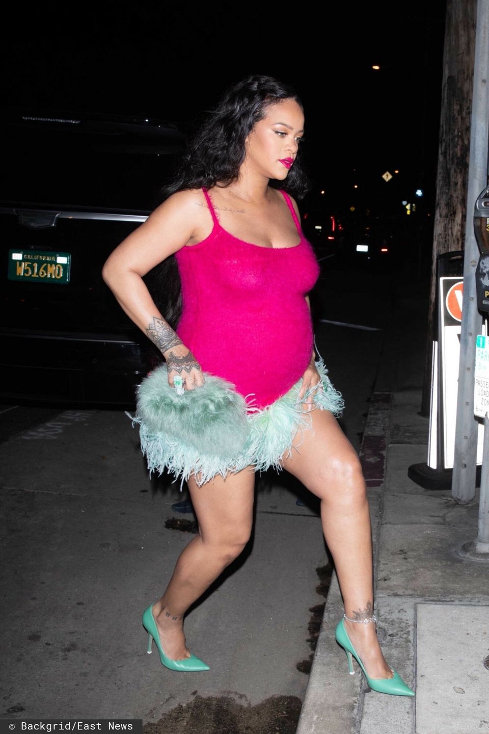 Rihanna w r�?owej mini z pi�ramiSanta Monica, CA  - *EXCLUSIVE*  - A pregnant Rihanna dresses up her growing baby belly for a late dinner with friends at Giorgio Baldi in Santa Monica. The Barbadian beauty styled her bump in a chic hot pink mini dress with fur detailing.    Pictured: Rihanna    BACKGRID USA 3 APRIL 2022     USA: +1 310 798 9111 / usasales@backgrid.com    UK: +44 208 344 2007 / uksales@backgrid.com    *UK Clients - Pictures Containing Children  Please Pixelate Face Prior To Publication*WONG, PEMA, NGRE