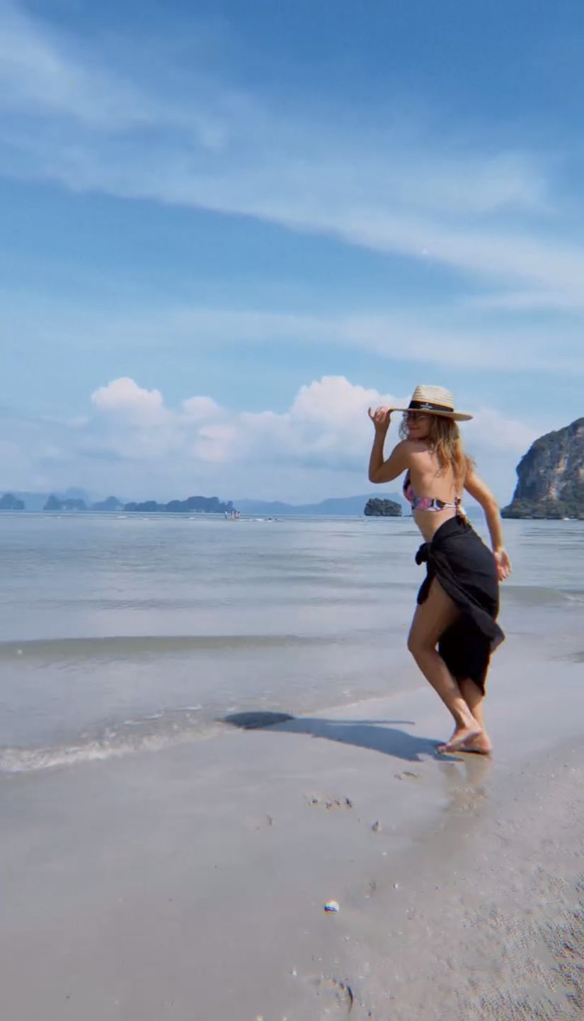 Agnieszka Kaczorowska tańczy na plaży