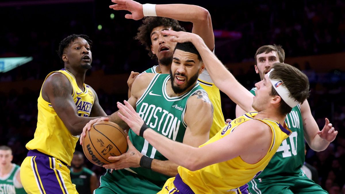 Getty Images / Harry How / Na zdjęciu: Jayson Tatum (Boston Celtics) w walce z koszykarzami Los Angeles Lakers