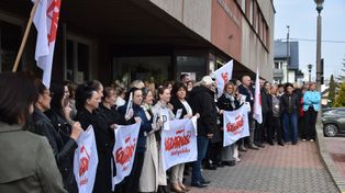 Pikieta przed tarnowskim ZUS-em. Pracownicy wyszli z budynku