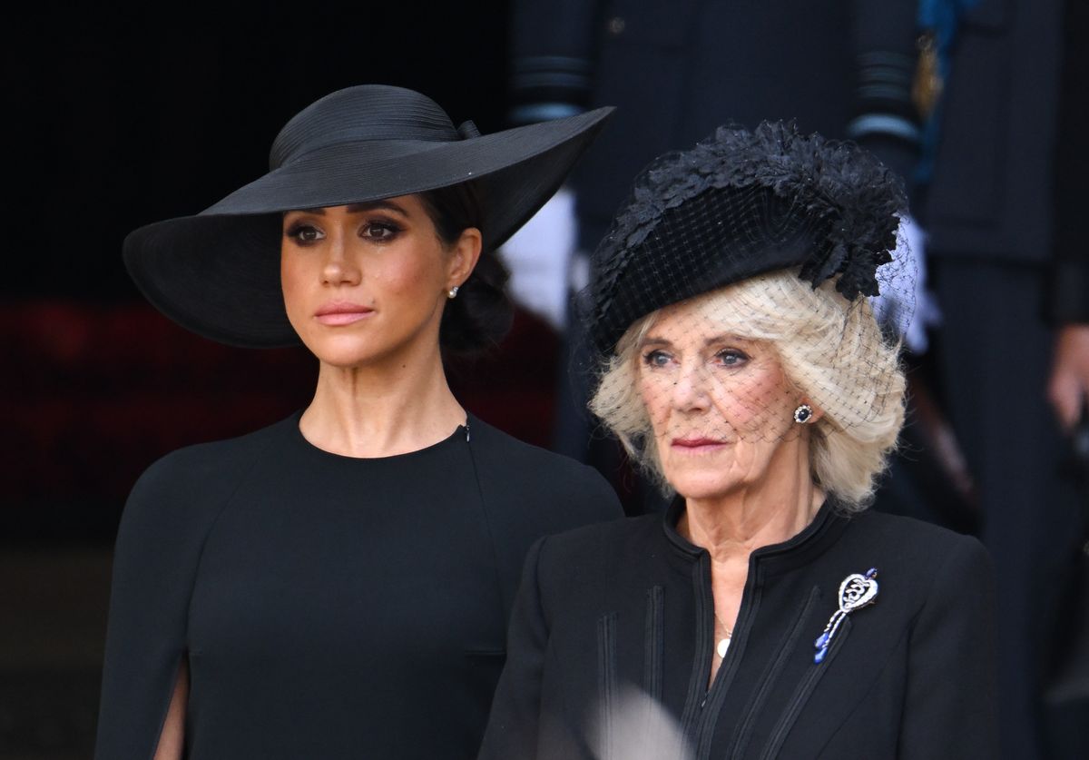 Królowa Camilla w towarzystwie księżnej Meghan podczas pogrzebu królowej Elżbiety