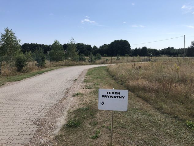 Tutaj zaczyna się teren prywatny Lewandowskich / Fot. Bartosz Zimkowski