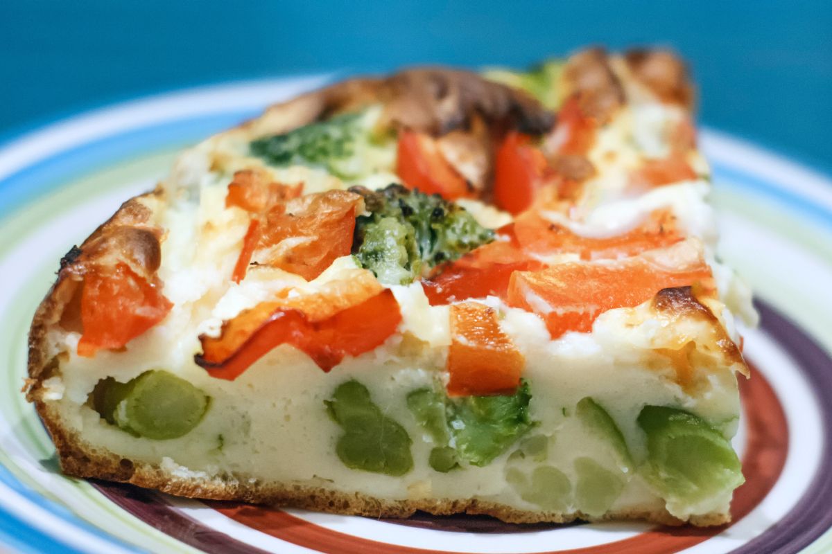 Mieszam w misce i zalewam warzywa. Tarta idealna na pożywne śniadanie