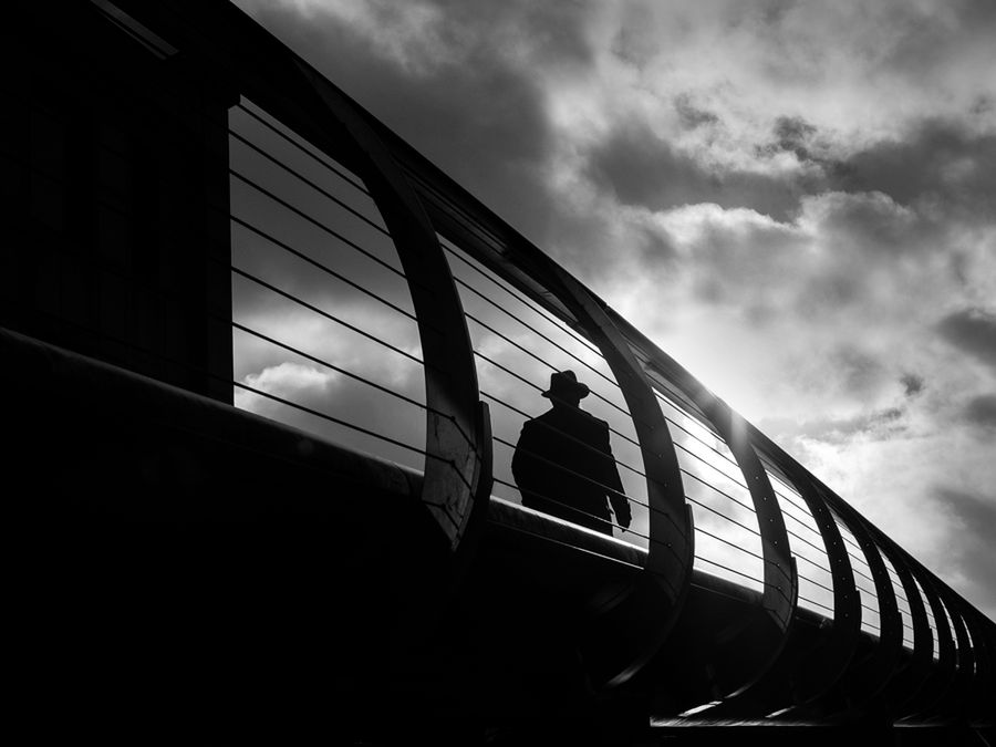 Rupert Vandervell mieszka i pochodzi z Londynu, jest fotografem samoukiem. Jego styl jest odzwierciedleniem jego osobowości. Od zawsze miał obsesję na punkcie czystych linii i geometrycznych kształtów. Uwielbia interakcję światła ze strukturą miasta, ulice i budynki.