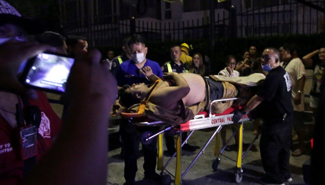 "O Boże! Ludzie do siebie strzelają!" Dramatyczne nagrania po ataku w Manili