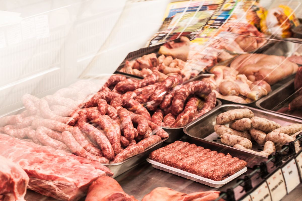 Ekspertka ostrzega przed kupowaniem mięsa i wędlin na wagę. Łatwo o zatrucie