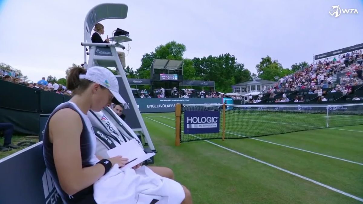Twitter / WTA / Na zdjęciu: Iga Świątek w trakcie przerwy w meczu WTA Bad Homburg