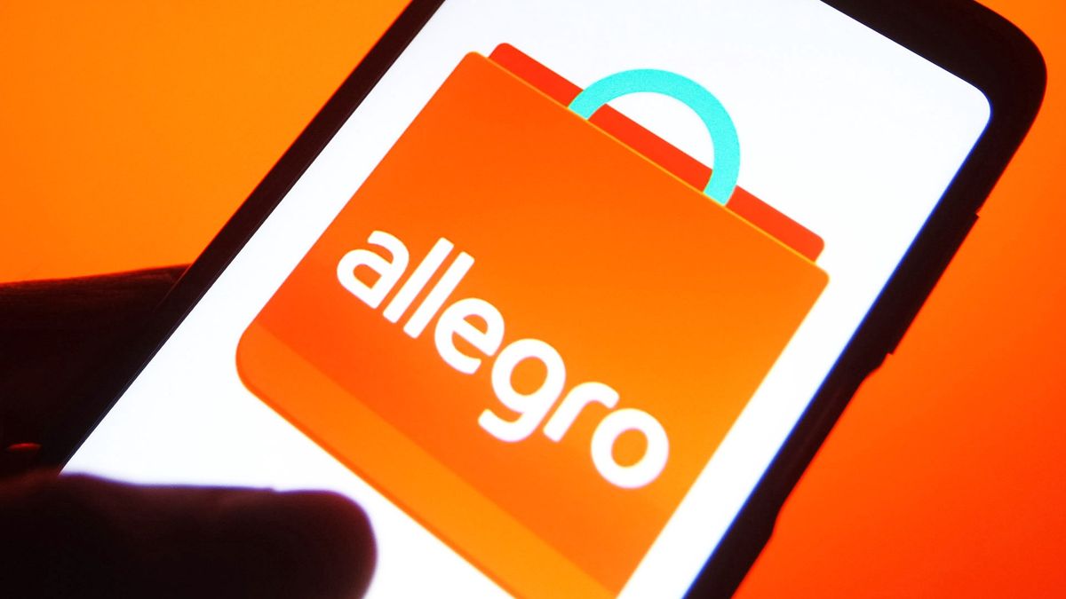UKRAINE - 2021/11/10: In this photo illustration, an Allegro logo of an online e-commerce platform is seen on a smartphone and a pc screen. (Photo Illustration by Pavlo Gonchar/SOPA Images/LightRocket via Getty Images)