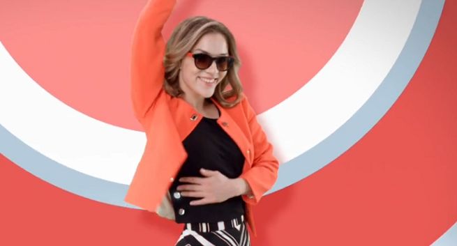 „Baw się wzorami, zaszalej z kolorami” w odzieżowej kampanii Allegro (wideo)