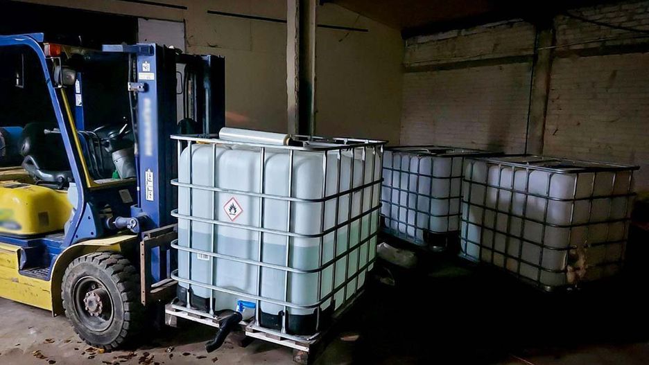 Mazowieckie. Na odludziu, w okolicach Przasnysza, policjanci odnaleźli hale, w których trwała produkcja na wielką skalę. Z trzech linii produkcyjnych schodziły ogromne ilości narkotycznej substancji. W magazynach czekały kolejne partie półproduktów (CBŚP)