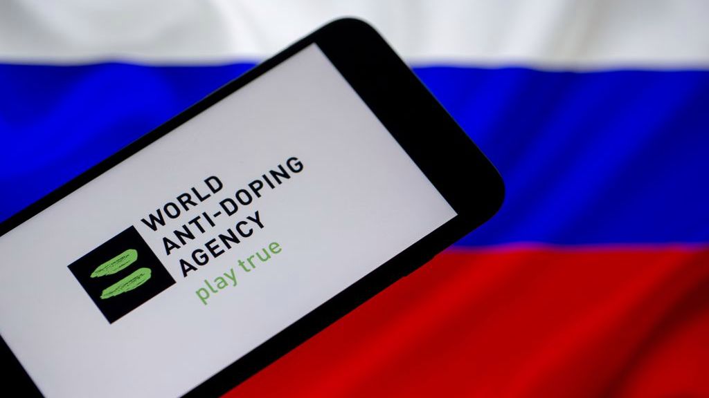 logo WADA na tle flagi Rosji
