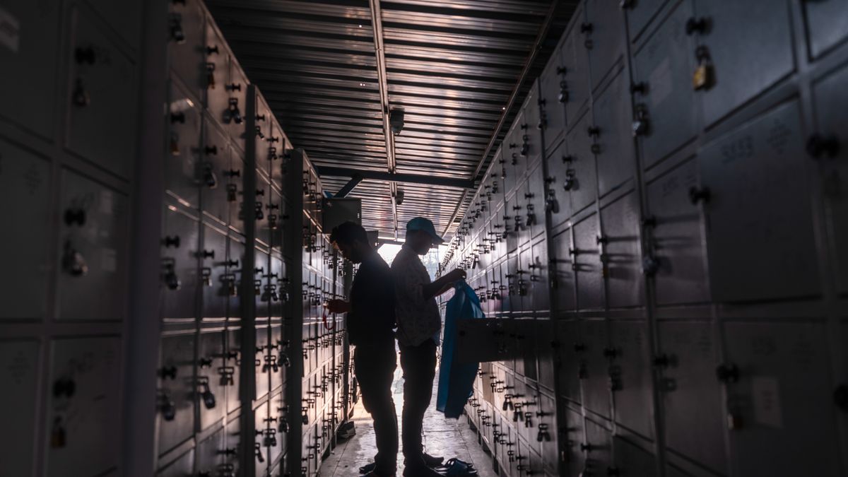 Workers change into their uniform and deposit their belongings in lockers prior to their shift at Padget Electronics Pvt., a subsidiary of Dixon Technologies Ltd., in Noida, India, on Friday, March 22, 2024. Dixon Technologies Ltd., an Indian contract manufacturer, is benefitting from a boom in new business from clients like Chinese smartphone maker Xiaomi Corp. and South Korea's Samsung Electronics Co. wishing to use its factories to manufacture goods for India's rising middle class. Photographer: Prashanth Vishwanathan/Bloomberg via Getty Images