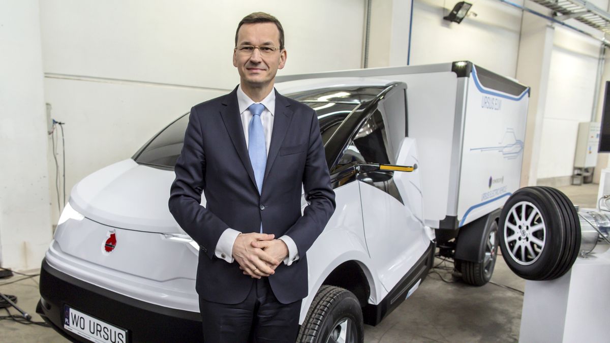 Mateusz Morawiecki na tle pojazdu elektrycznego Ursusa, prezentowanego w zakładach H.Cegielski